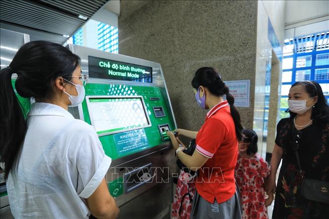 Trains run every 10 minutes with a capacity of 960 passengers each. One-way tickets cost from 8,000 VND-15,000 VND (0.35 USD-0.65 USD) for a trip and 30,000 VND for a day pass. VNA Photo: Tuấn Anh
