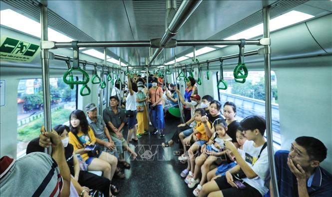 Trains run every 10 minutes with a capacity of 960 passengers each. One-way tickets cost from 8,000 VND-15,000 VND (0.35 USD-0.65 USD) for a trip and 30,000 VND for a day pass. VNA Photo: Tuấn Anh