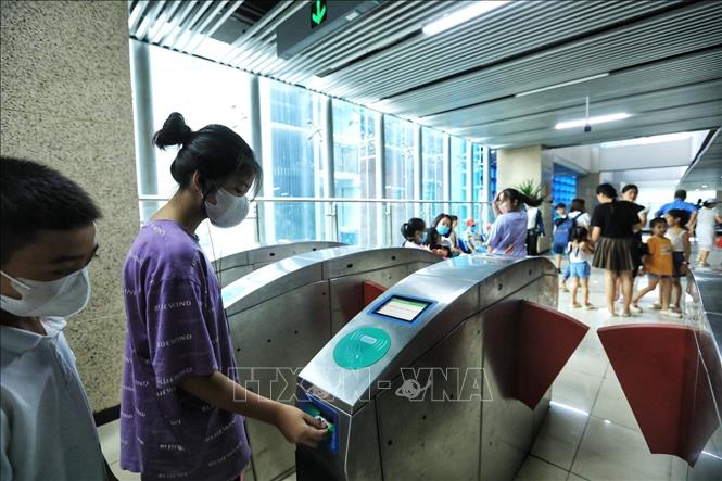 Trains run every 10 minutes with a capacity of 960 passengers each. One-way tickets cost from 8,000 VND-15,000 VND (0.35 USD-0.65 USD) for a trip and 30,000 VND for a day pass. VNA Photo: Tuấn Anh