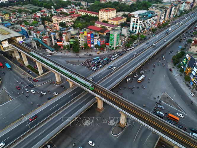 Trains run every 10 minutes with a capacity of 960 passengers each. One-way tickets cost from 8,000 VND-15,000 VND (0.35 USD-0.65 USD) for a trip and 30,000 VND for a day pass. VNA Photo: Tuấn Anh