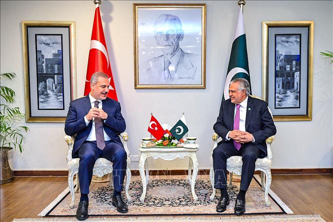 Ngoại trưởng Thổ Nhĩ Kỳ Hakan Fidan (trái) trong cuộc gặp người đồng cấp Pakistan Ishaq Dar ở Islamabad, ngày 20/5/2024. Ảnh: AFP/TTXVN