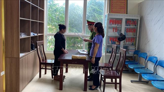 Cơ quan điều tra đọc lệnh khởi tố, lệnh bắt bị can để tạm giam đối với Trần Thị Hằng Nga. Ảnh: TTXVN phát