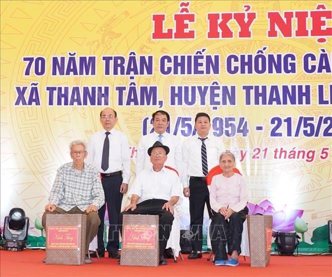 Lãnh đạo huyện Thanh Liêm tặng quà tri ân cho các đại biểu là du kích tham gia trận chiến chống càn tại Chanh Chè. Ảnh: TTXVN phát