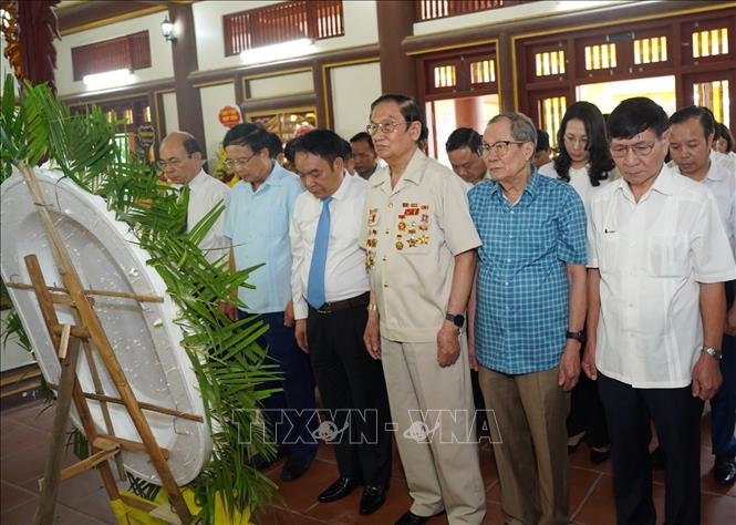 Các đại biểu dâng hương tưởng niệm các Anh hùng liệt sĩ tại Khu di tích lịch sử núi Chùa. Ảnh: TTXVN phát