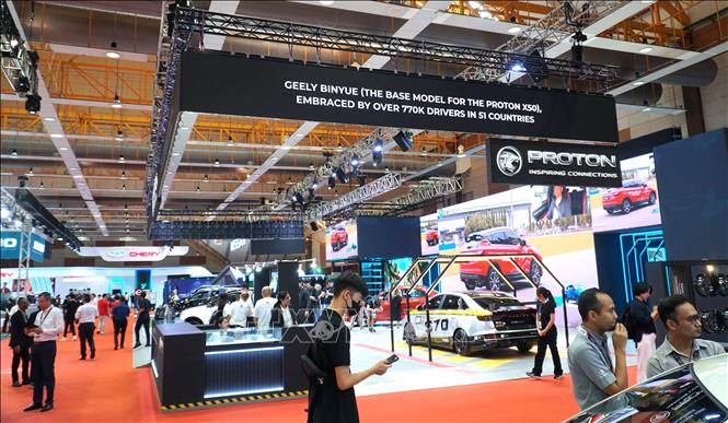 Gian hàng trưng bày xe ô tô mang thương hiệu Proton, thương hiệu nổi tiếng của Malaysia tại triển lãm. Ảnh: Hằng Linh - PV TTXVN tại Kuala Lumpur 