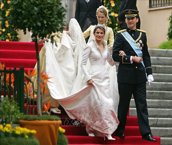 (Tư liệu) Thái tử Felipe, 36 tuổi, và bà Letizia, một nhà báo, 31 tuổi, trong lễ cưới tại Madrid, Tây Ban Nha ngày 22/5/2004. Ảnh: AFP/TTXVN