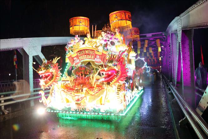 Đoàn rước Phật đi qua cầu Trường Tiền, thành phố Huế. Ảnh: Đỗ Trưởng - TTXVN