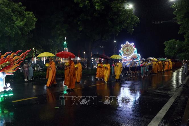 Đoàn rước Phật đi qua những tuyến đường lớn ở thành phố Huế. Ảnh: Đỗ Trưởng - TTXVN
