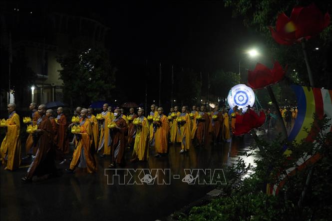 Đoàn rước Phật đi qua những tuyến đường lớn ở thành phố Huế. Ảnh: Đỗ Trưởng - TTXVN