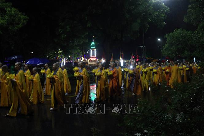 Đoàn rước Phật đi qua những tuyến đường lớn ở thành phố Huế. Ảnh: Đỗ Trưởng - TTXVN