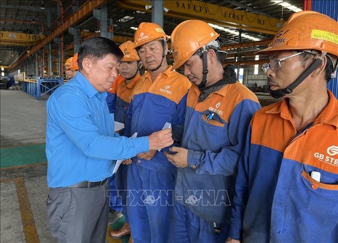 Chủ tịch Liên đoàn Lao động tỉnh Long An Nguyễn Văn Quý trao quà Cảm ơn người lao động tại Công ty TNHH Thép Thông minh Toàn Cầu (huyện Thạnh Hoá). Ảnh: Đức Hạnh - TTXVN 