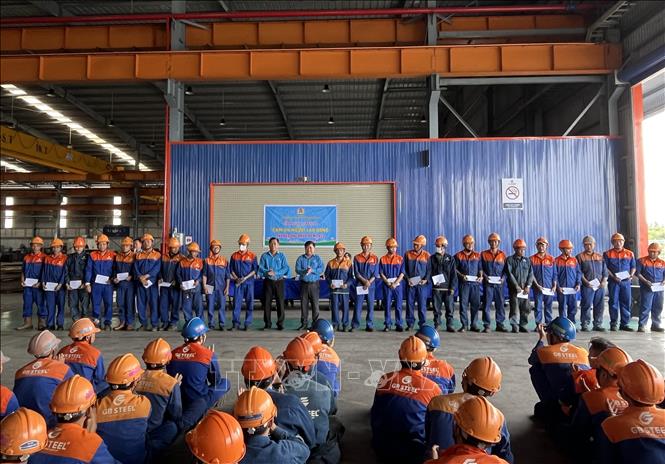 Chương trình Cảm ơn người lao động tại Công ty TNHH Thép Thông minh Toàn Cầu (huyện Thạnh Hoá). Ảnh: Đức Hạnh - TTXVN 
