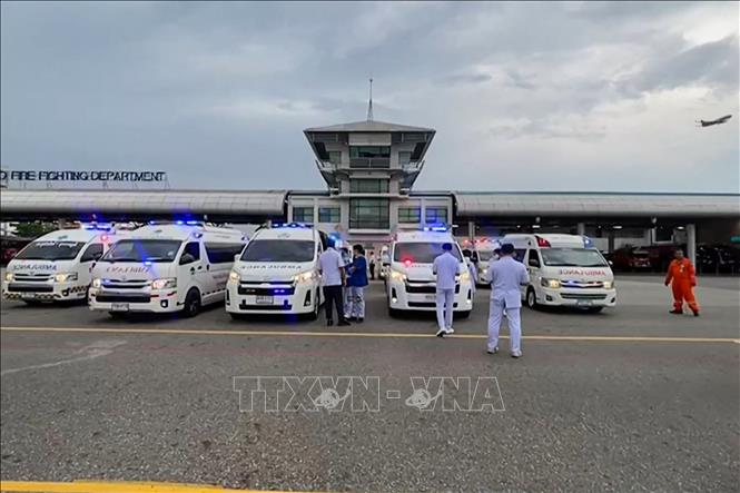 Nhân viên y tế được triển khai tại sân bay Suvarnabhumi ở Bangkok (Thái Lan) khi máy bay Boeing 777 của Hãng Singapore Airlines phải hạ cánh khẩn cấp do nhiễu động không khí, ngày 21/5/2024. Ảnh: AFP/TTXVN 