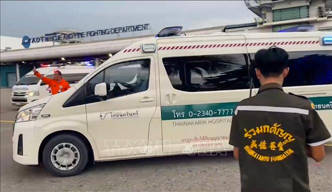Nhân viên y tế được triển khai tại sân bay Suvarnabhumi ở Bangkok (Thái Lan) khi máy bay Boeing 777 của Hãng Singapore Airlines phải hạ cánh khẩn cấp do nhiễu động không khí, ngày 21/5/2024. Ảnh: AFP/TTXVN