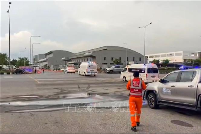Nhân viên y tế được triển khai tại sân bay Suvarnabhumi ở Bangkok (Thái Lan) khi máy bay Boeing 777 của Hãng Singapore Airlines phải hạ cánh khẩn cấp do nhiễu động không khí, ngày 21/5/2024. Ảnh: AFP/TTXVN