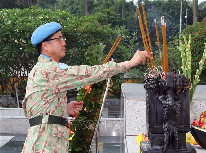 Đại tá Phạm Mạnh Thắng, Cục trưởng Cục Gìn giữ hòa bình (GGHB) Việt Nam dâng hương tại Đài tưởng niệm các anh hùng liệt sĩ trên đường Bắc Sơn. Ảnh: Trọng Đức - TTXVN