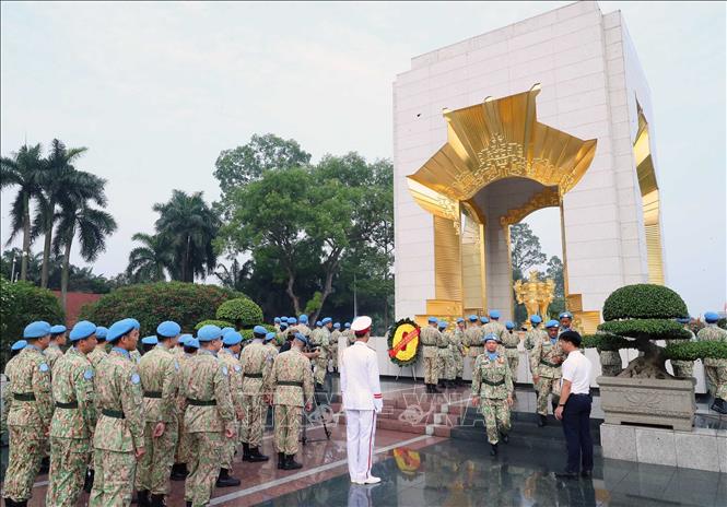 Cán bộ, sĩ quan, quân nhân Cục Gìn giữ hòa bình (GGHB) Việt Nam dâng hương tại Đài tưởng niệm các anh hùng liệt sĩ trên đường Bắc Sơn. Ảnh: Trọng Đức - TTXVN