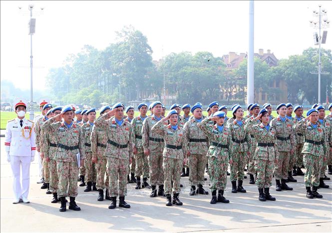 Cán bộ, sĩ quan, quân nhân Cục Gìn giữ hòa bình (GGHB) Việt Nam tại Lễ Báo công dâng Bác. Ảnh: Trọng Đức - TTXVN