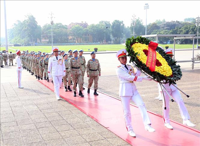 Cán bộ, chỉ huy Cục Gìn giữ hòa bình (GGHB) Việt Nam đặt vòng hoa và vào Lăng viếng Chủ tịch Hồ Chí Minh. Ảnh: Trọng Đức - TTXVN