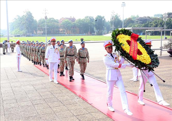 Cán bộ, chỉ huy Cục Gìn giữ hòa bình (GGHB) Việt Nam đặt vòng hoa và vào Lăng viếng Chủ tịch Hồ Chí Minh. Ảnh: Trọng Đức - TTXVN