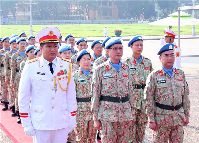 Cán bộ, chỉ huy Cục Gìn giữ hòa bình (GGHB) Việt Nam đặt vòng hoa và vào Lăng viếng Chủ tịch Hồ Chí Minh. Ảnh: Trọng Đức - TTXVN