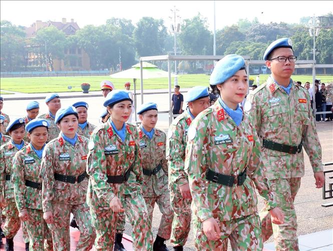 Sĩ quan, quân nhân Cục Gìn giữ hòa bình (GGHB) Việt Nam đặt vòng hoa và vào Lăng viếng Chủ tịch Hồ Chí Minh. Ảnh: Trọng Đức - TTXVN