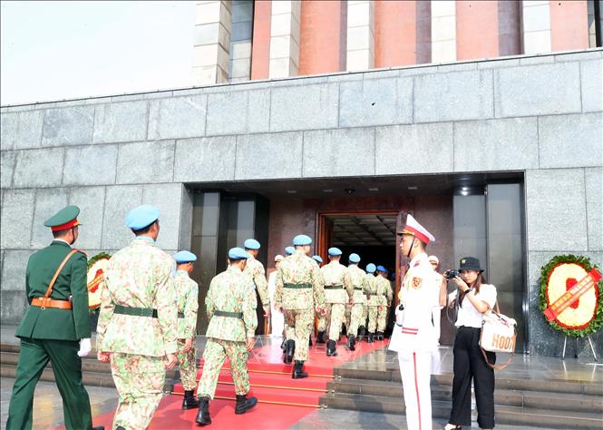 Sĩ quan, quân nhân Cục Gìn giữ hòa bình (GGHB) Việt Nam vào Lăng viếng Chủ tịch Hồ Chí Minh. Ảnh: Trọng Đức - TTXVN