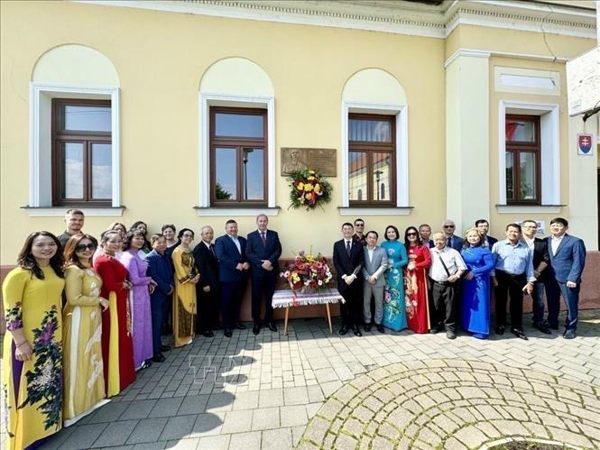 The Vietnamese Embassy in Slovakia holds a ceremony to celebrate the 134th birthday anniversary of President Ho Chi Minh in Horne Saliby town (Trnava region). Photo by courtesy/VNA