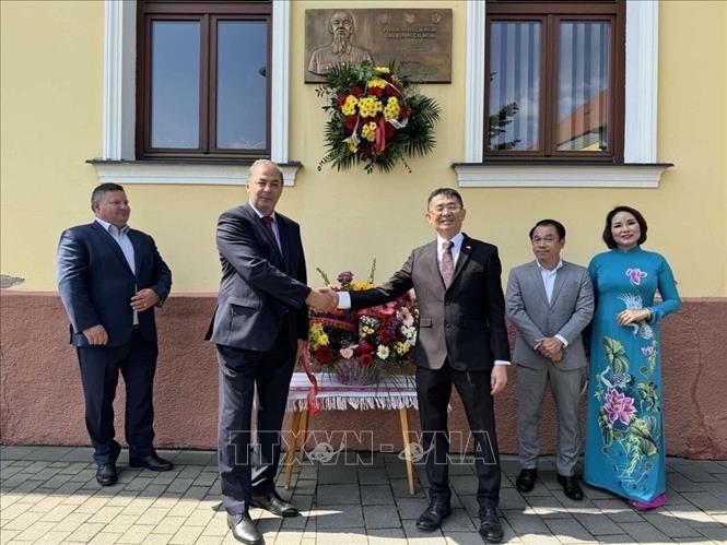 The Vietnamese Embassy in Slovakia holds a ceremony to celebrate the 134th birthday anniversary of President Ho Chi Minh in Horne Saliby town (Trnava region). Photo by courtesy/VNA
