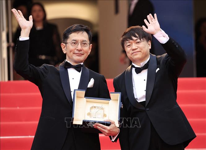 Đại diện của Hãng phim hoạt hình Nhật Bản Studio Ghibli nhận giải Cành cọ vàng danh dự tại Liên hoan phim quốc tế Cannes lần thứ 77 ở Cannes, Pháp ngày 20/5/2024. Ảnh: AFP/TTXVN  