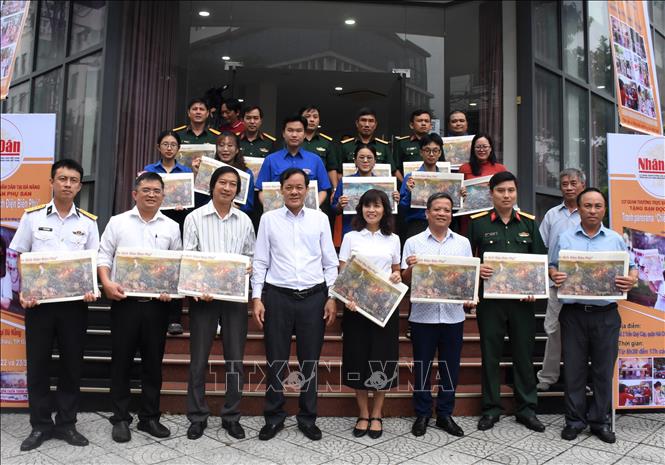 Đại diện các cơ quan, đơn vị trên địa bàn thành phố Đà Nẵng nhận báo và chụp ảnh lưu niệm cùng Ban tổ chức chương trình. Ảnh: Quốc Dũng - TTXVN