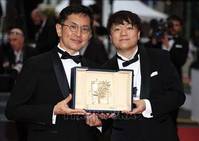 Đại diện của Hãng phim hoạt hình Nhật Bản Studio Ghibli nhận giải Cành cọ vàng danh dự tại Liên hoan phim quốc tế Cannes lần thứ 77 ở Cannes, Pháp ngày 20/5/2024. Ảnh: AFP/TTXVN