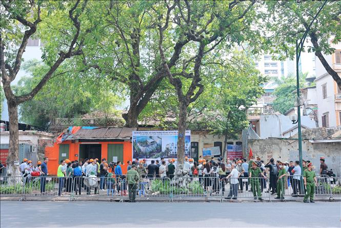 Lực lượng chức năng dựng rào chắn tại khu vực số nhà 36A Trần Hưng Đạo. Ảnh: Hoàng Hiếu - TTXVN