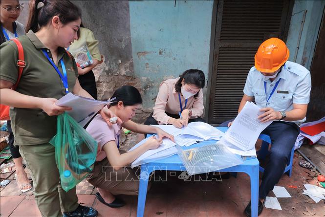 Lực lượng chức năng làm biên bản diễn biến ngay tại hiện trường. Ảnh: Hoàng Hiếu - TTXVN