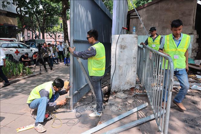 Công nhân tổ chức dựng rào quây khu vực cưỡng chế. Ảnh: Hoàng Hiếu - TTXVN