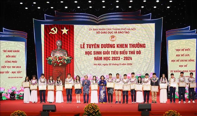 Học sinh đạt giải quốc gia và quốc tế nhận Bằng khen của Bộ trưởng Bộ Giáo dục và Đào tạo, Bằng khen của Chủ tịch UBND thành phố Hà Nội. Ảnh: Thanh Tùng - TTXVN
