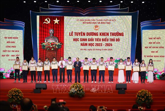 Học sinh đạt giải quốc gia và quốc tế nhận Bằng khen của Bộ trưởng Bộ Giáo dục và Đào tạo. Ảnh: Thanh Tùng - TTXVN