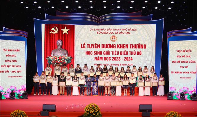 Học sinh đạt giải quốc gia và quốc tế nhận Bằng khen của Bộ trưởng Bộ Giáo dục và Đào tạo, Bằng khen của Chủ tịch UBND thành phố Hà Nội. Ảnh: Thanh Tùng - TTXVN