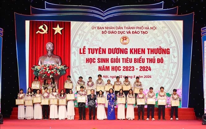 820 học sinh giỏi tiêu biểu, đại diện cho hơn 2,3 triệu học sinh các cấp học thuộc ngành Giáo dục và Đào tạo Hà Nội vinh dự có mặt tại buổi lễ. Ảnh: Thanh Tùng - TTXVN 