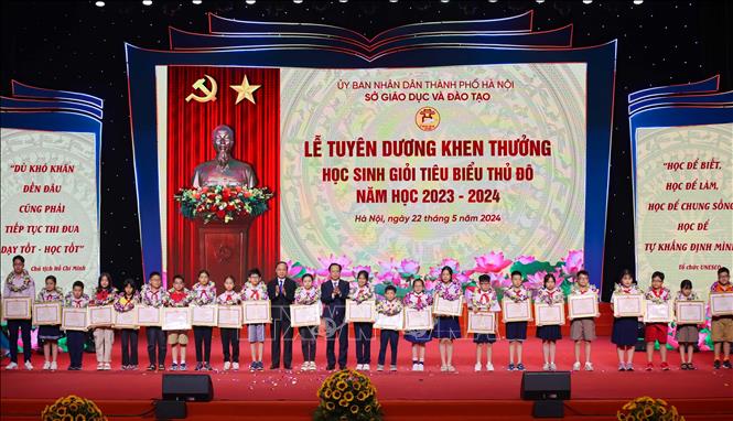 Học sinh nhận Giấy khen của Giám đốc Sở Giáo dục và Đào tạo Hà Nội. Ảnh: Thanh Tùng - TTXVN