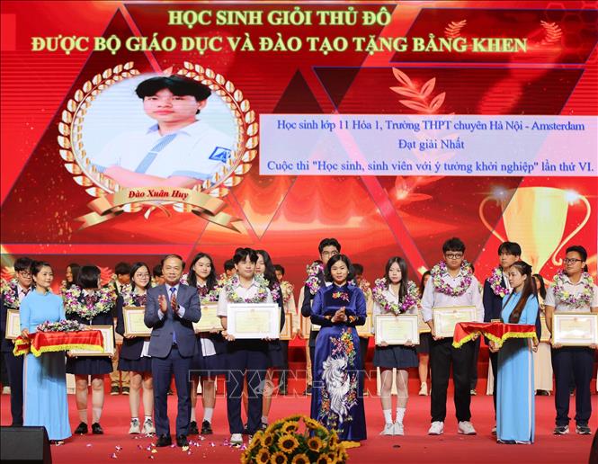 Học sinh giỏi được tuyên dương nhận Bằng khen của Bộ trưởng Bộ Giáo dục và Đào tạo. Ảnh: Thanh Tùng - TTXVN