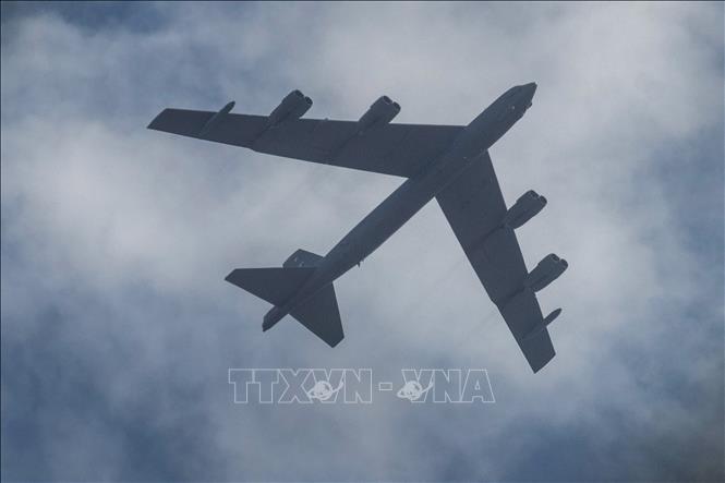 Máy bay ném bom chiến lược B-52 của Mỹ bay qua Skopje, CH Bắc Macedonia ngày 22/8/2022. Ảnh: AFP/TTXVN