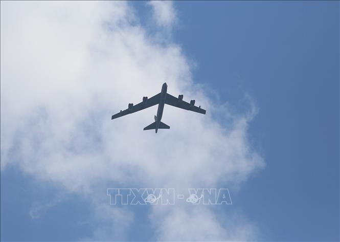 Máy bay ném bom chiến lược B-52 của Mỹ bay qua thủ đô Tirana, Albania. Ảnh: AFP/TTXVN