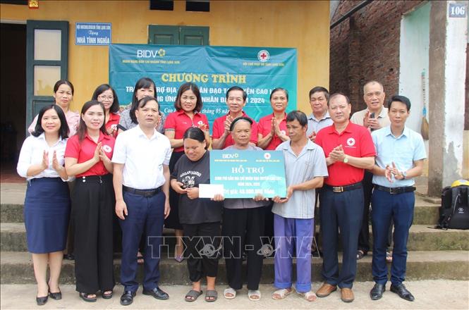Ngân hàng Thương mại Cổ phần Đầu tư và Phát triển Việt Nam chi nhánh tỉnh Lạng Sơn (BIDV) trao hỗ trợ gia đình bà Chu Thị Bích. Ảnh: Anh Tuấn – TTXVN