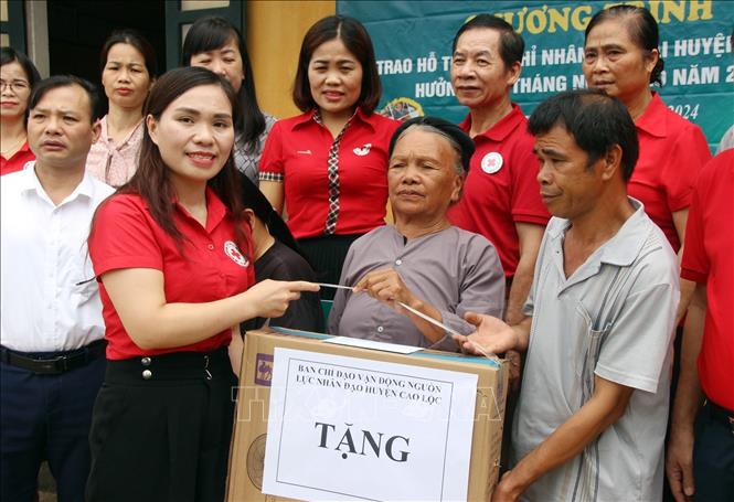 Ban Chỉ đạo vận động nguồn lực Nhân đạo huyện Cao Lộc (Lạng Sơn) tặng quà cho gia đình bà Chu Thị Bích. Ảnh: Anh Tuấn – TTXVN