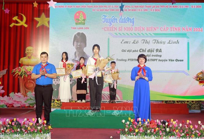 Tôn vinh, khen thưởng “Chiến sĩ nhỏ Điện Biên”. Ảnh: Anh Tuấn – TTXVN