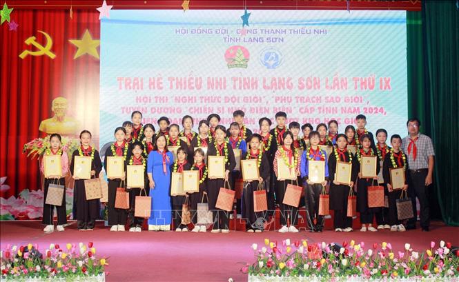 Tặng quà cho 33 thiếu nhi người dân tộc vượt khó, học giỏi của tỉnh Lạng Sơn. Ảnh: Anh Tuấn – TTXVN