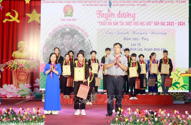 Tuyên dương các “Thiếu nhi dân tộc vượt khó học giỏi” năm học 2023 – 2024 của tỉnh Lạng Sơn. Ảnh: Anh Tuấn – TTXVN