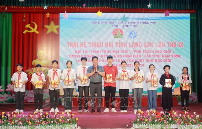 Tặng quà các thiếu nhi xuất sắc. Ảnh: Anh Tuấn – TTXVN