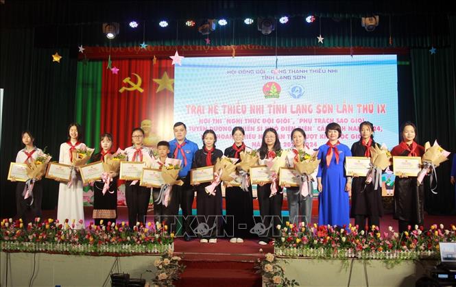 Tôn vinh, khen thưởng 11 Chỉ huy Đội tiêu biểu tỉnh Lạng Sơn là những “Chiến sĩ nhỏ Điện Biên”. Ảnh: Anh Tuấn – TTXVN